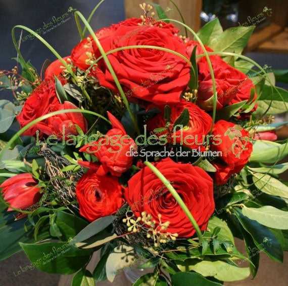 Roter Blumenstrauß mit Saisonalen Blumen und saisonalem Grün, ideal zum Online-Bestellen beim lokalen Blumenladen. Frisch geliefert vom Floristen. Hauptbild