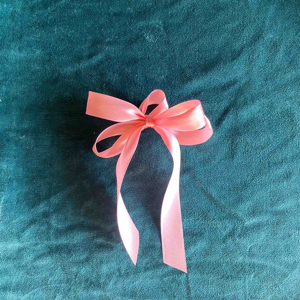 Rosa Satinschleife Petit mit vier Schlaufen als liebevolle Dekoration für Blumen zu Geburtstag und Geburt