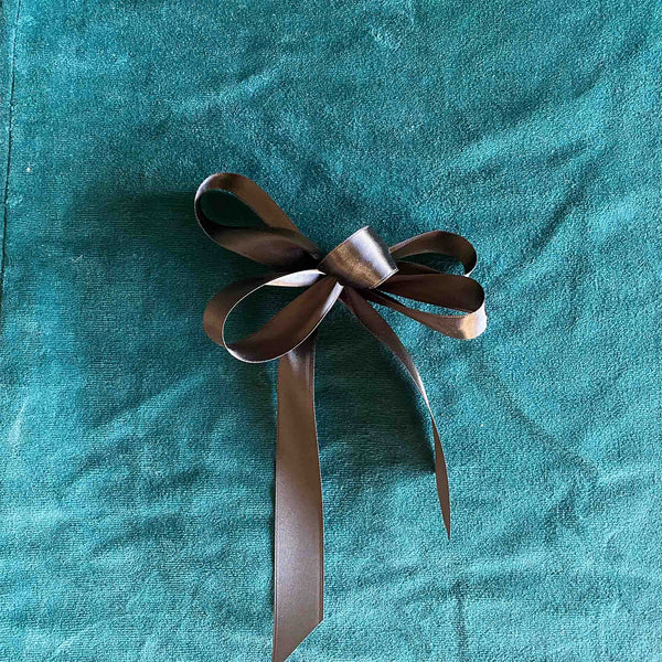 Schwarze Satinschleife Petit mit vier Schlaufen als elegante Dekoration für Trauerblumen und Beileidsbekundungen