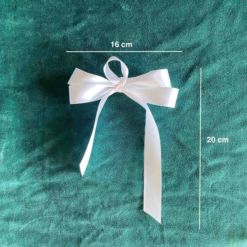 Weiße Satinschleife Petit als handgebundene Doppelschleife mit vier Schlaufen und Maßangaben