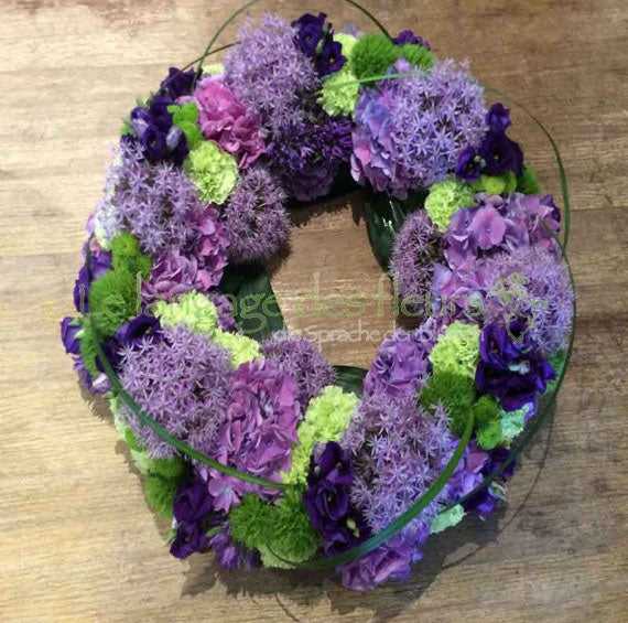 Trauerkranz mit lilafarbenen Blumen kaufen Hauptbild