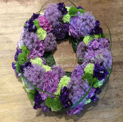 Trauerkranz mit lilafarbenen Blumen kaufen