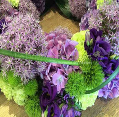 Trauerkranz mit lilafarbenen Blumen kaufen