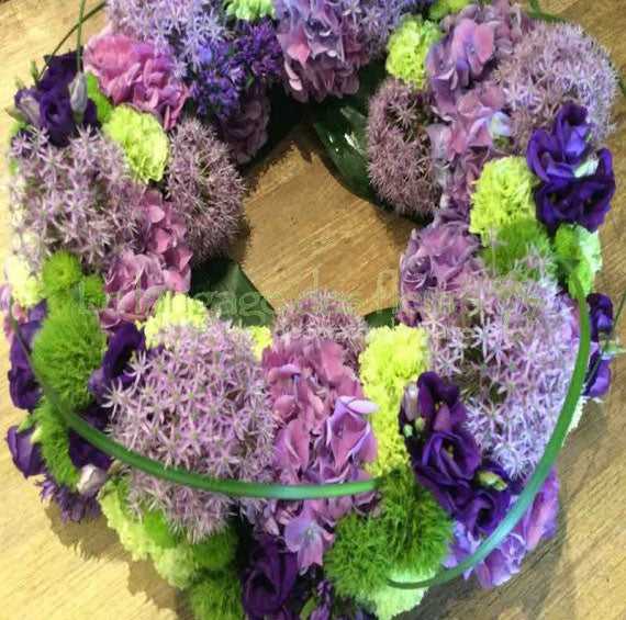Trauerkranz mit lilafarbenen Blumen kaufen