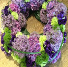 Trauerkranz mit lilafarbenen Blumen kaufen
