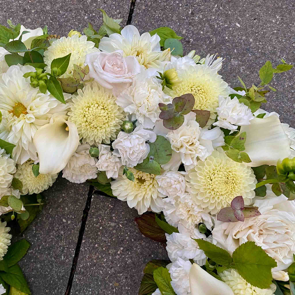 Handgefertigter Trauerkranz mit weißen Blumen in München