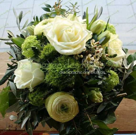 Weißer Blumenstrauß in München mit Rosen, Ranunkeln und grünen Akzenten, ideal als stilvolles Geschenk. 24H Lieferung für frische Blumen möglich. Hauptbild